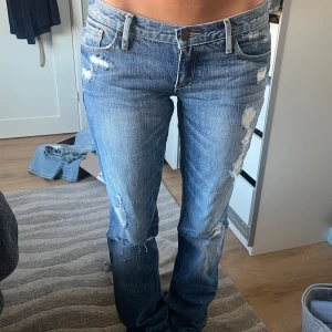lågmidjade jeans - Säljer ett par supersnygga jeans! modellen sitter straight/ lite baggy på mig. midjemåttet är 39 och innerbenslängden 85!