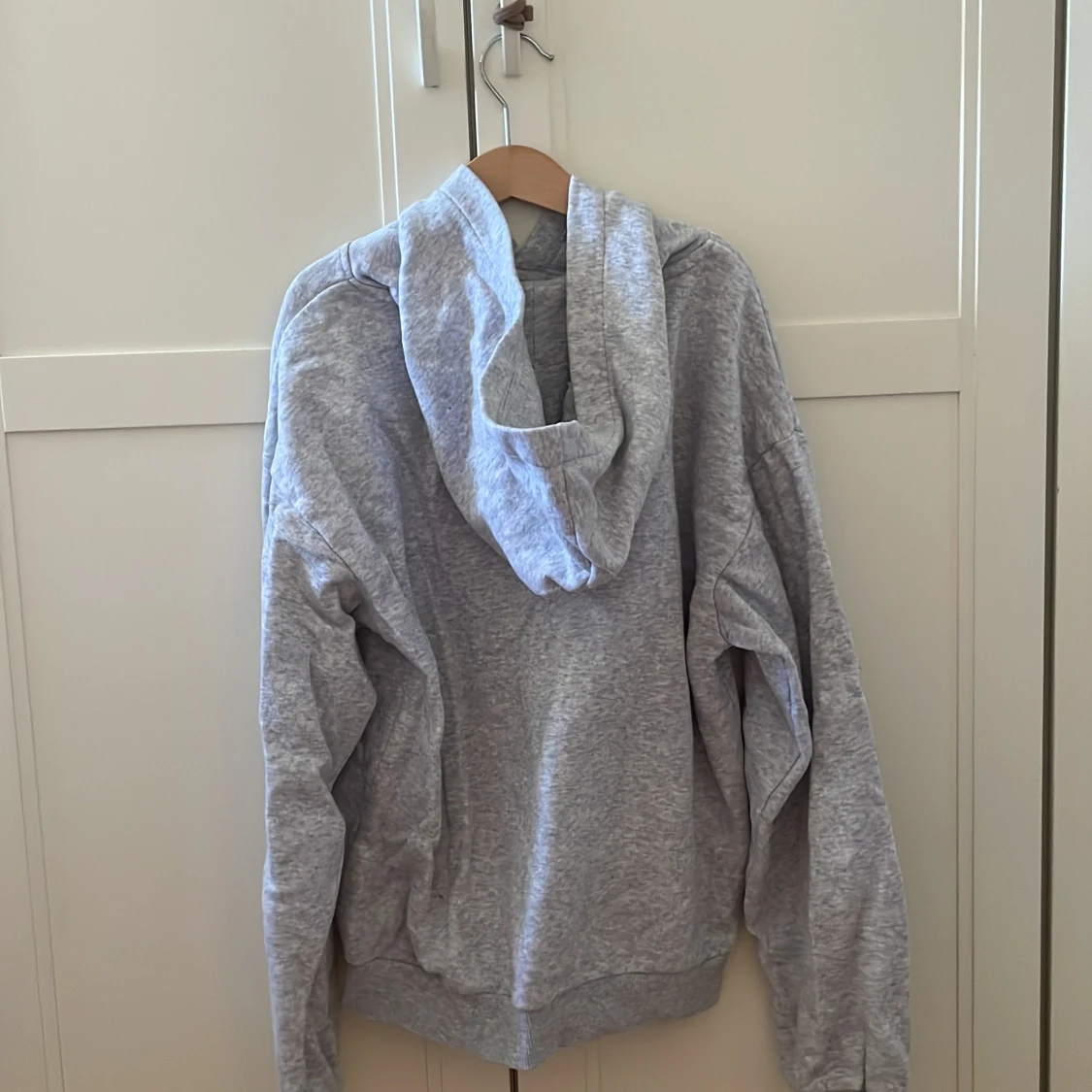 Basic grå hoodie - 1