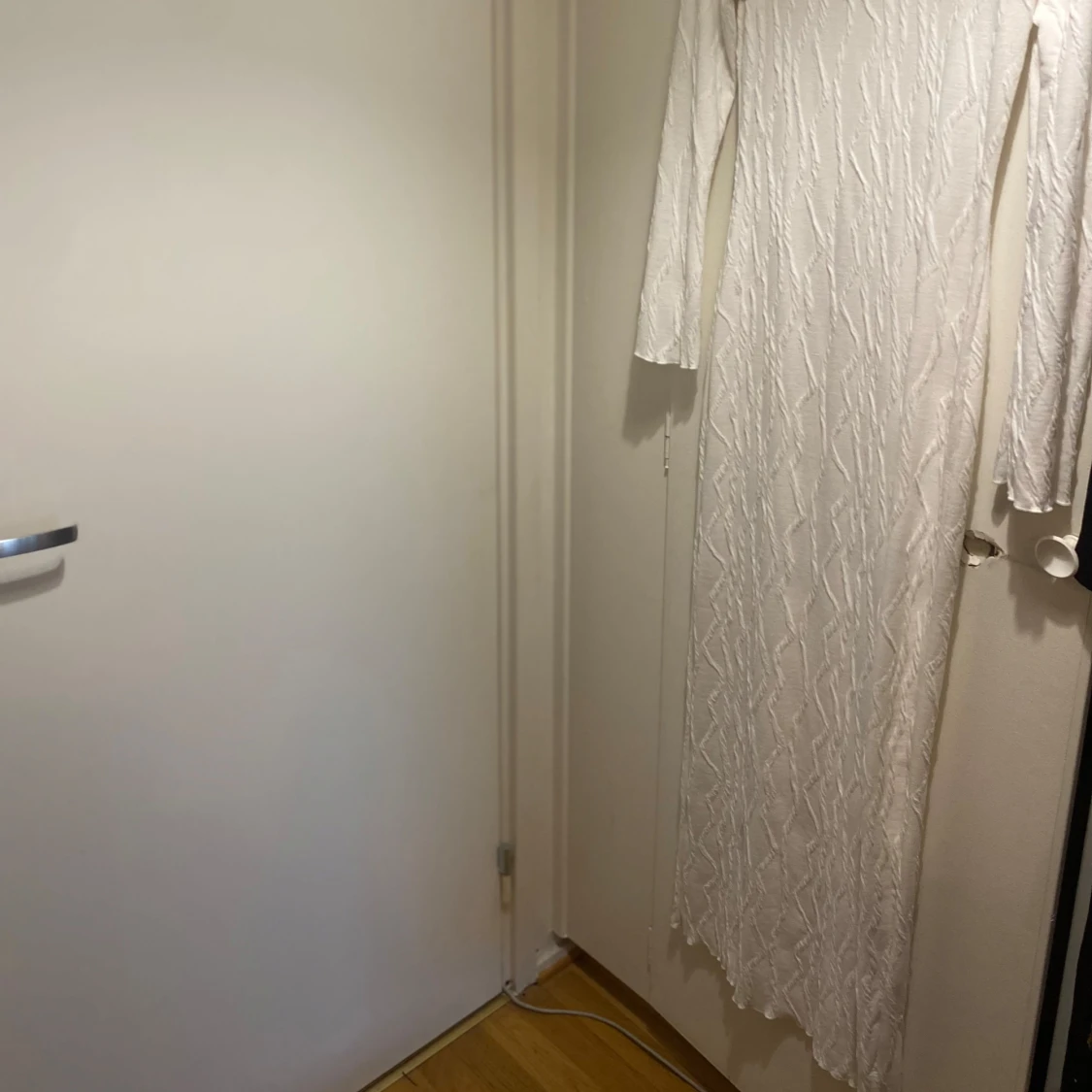 Vit långärmad långklänning storlek L men passar S