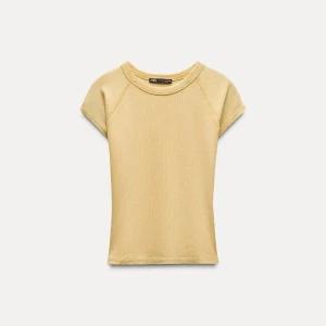 Zara topp - Finaste t-shirten/toppen från Zara i tight modell i toppen skick💛