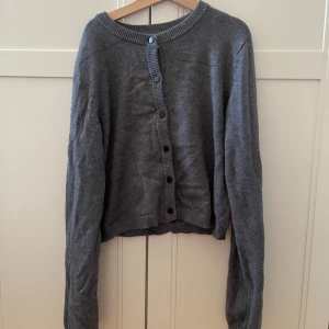 Grå kofta med knappar - Mysig grå kofta från lindex. storlek 158/164 men är lite liten i storlek så skulle säga att den sitter som 152. Inte mycket använd så bra kvalite. Passar perfekt nu inför hösten!!