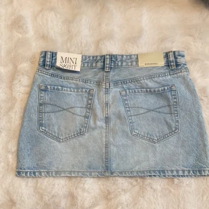 Ljusblå jeanskjol från Stradivarius - Älskar denna, men för liten😔. Köpt i Paris men aldrig använd och lappen kvar! Perfekt kjol!!💕💕