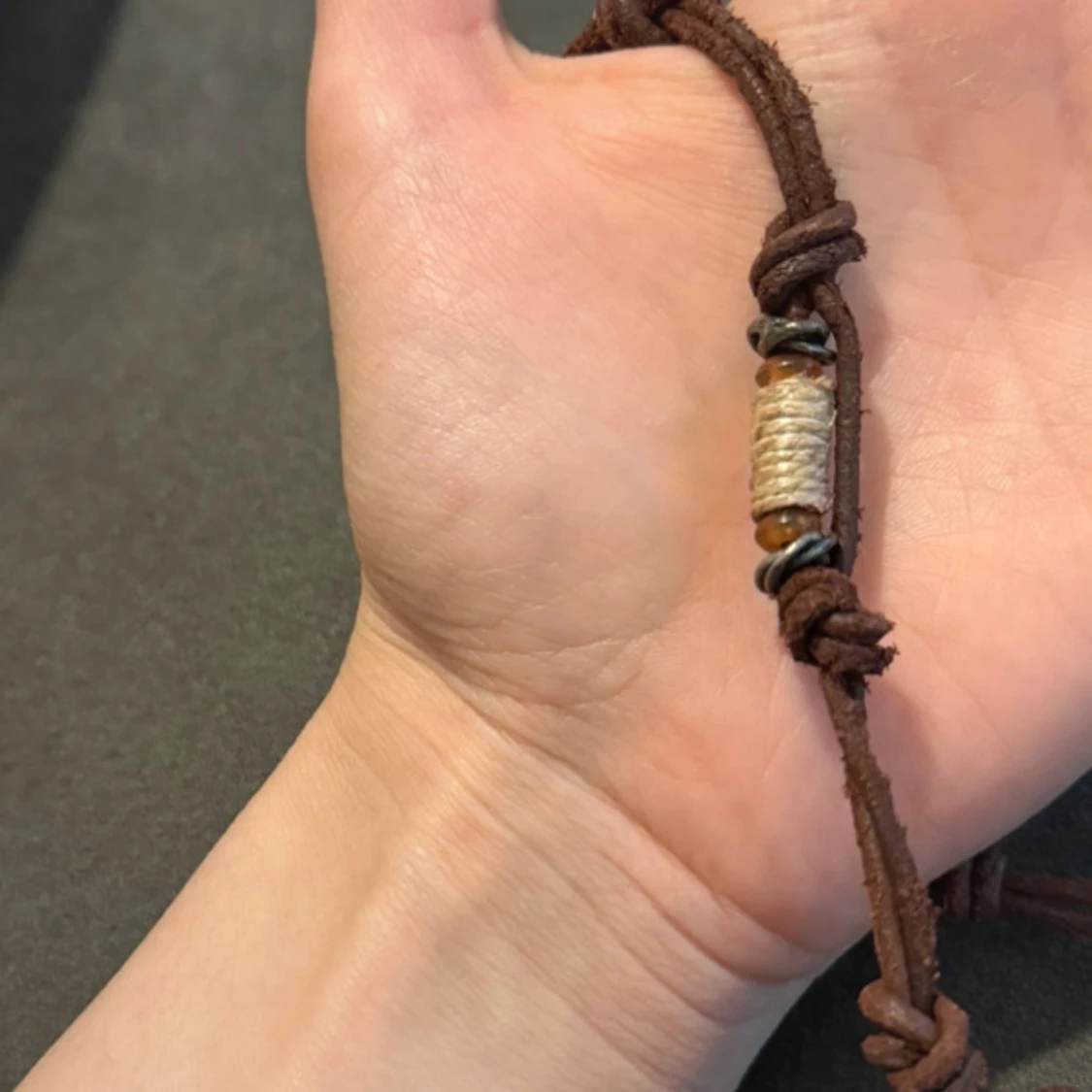 Halsband med hajtand och bruna detaljer - 2