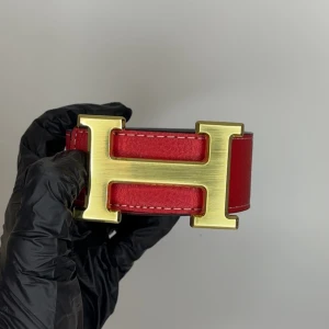 H bälte röd - Helt nya bälten finns i fler färger, modeller, märken i vår profil! Postar samma dag eller dagen efter som max! 