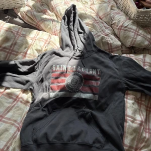  Saint Laurent hoodie - Säljer en tvär fet ysl hoodie som är i toppskick. Storleken är L men sitter mer som M. Behöver pengarna därför säljer jag. Priset är inte hugget i sten