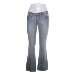 Bootcut jeans från 7 For All Mankind - Snygga ljusblå bootcut jeans från 7 For All Mankind. Midjemått 38