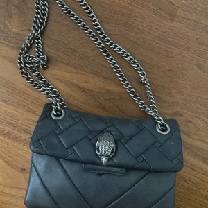 Kurt Geiger kensington - Pris kan diskuteras och kan tänka mig byta mot samma med guld eller annan väska med guld i samma prisklass :)