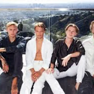 Svart långärmad skjorta med knappar - Stilren svart skjorta med lång ärm och klassisk krage. Skjortan har knappar framtill och en loose passform som ger en avslappnad vibe. Perfekt för dig som gillar enkel och tidlös stil. Materialet känns mjukt och bekvämt mot huden.