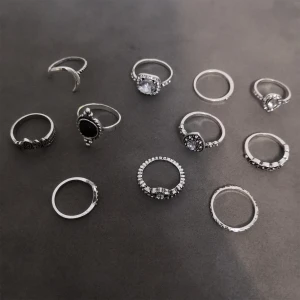 Set med 11 silverfärgade ringar - Säljer ett set med 11 snygga ringar i silverfärg med olika former och mönster. Perfekt för att mixa och matcha på olika fingrar och skapa din egen stil. Materialet är zinc alloy. (298)