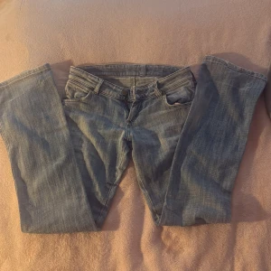 Snygga lågmidjade bootcut jeans  - Så så coola ljusblå lågmidjade bootcut jeans från Wrangler!! W27/L32💕Säljer då de ej passar:( 
