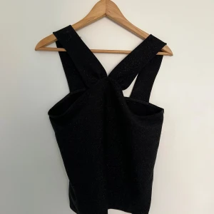 Svart glittrig topp - Svart glittrig topp