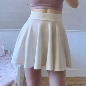 Kjol - Supersöt vit kjol. Den är väldigt stretchig så tror den skulle passa de flesta mella xs och m. Kom gärna med frågor och prisförslag. 