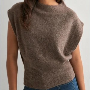 Brun ärmlös stickad tröja från Nelly - Säljer endast pga fel storlek. Helt nyskick och aldrig använd. Kan även göra byte av samma tröja i en mindre storlek XXS💓