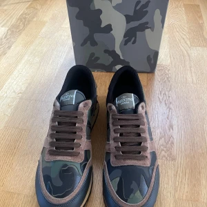 Valentino Rockrunners camo  - Snygga Valentino Garavani sneakers med camouflage-mönster i grönt. Helt nya. Storlek 41. Fråga vid fundering. Box ingår. Dm innan eventuellt köp. 