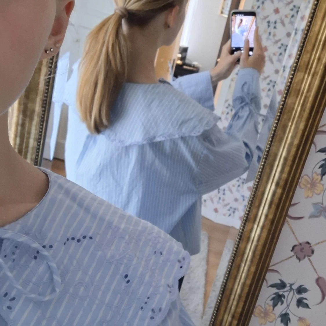 Blåvit randig blus med spetskrage - 1