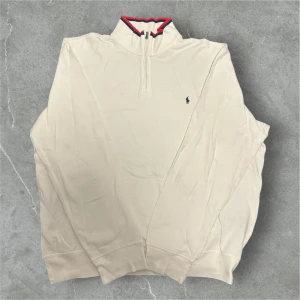 Ralph Lauren Half Zip Vit - 📍Storlek:XL  💪🏽Skick: Mycket bra  📐Mått: Längd:72cm Axelbredd:54cm  📎Material:100%bomull  📦Skickar alltid inom 24h  💸Köp fler plagg för att få billigare pris  ✅Äkthetsgaranti