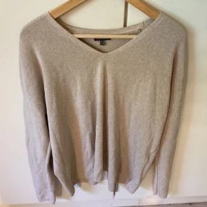 Beige stickad tröja Street One - Snygg beige stickad tröja från Street One med v-ringad hals och långärmad design. Perfekt för dig som gillar enkla men fina kläder . Mjuk och skön kvalitet som passar till jeans eller kjol. Enkel att matcha o är jättefin.