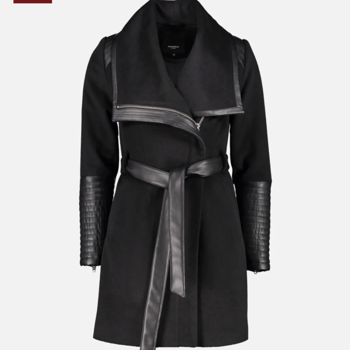 Svart kappa med skinn-detaljer
