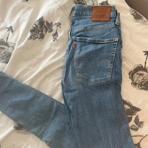 Levi's Mile High Super Skinny jeans - Säljer ett par Levi's Mile High Super Skinny jeans i ljusblå tvätt. Nypris 1245 kr, säljer för 250kr