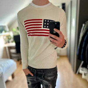 Gant USA tröja - Mycket fint skick, inga defekter. Storlek S passar dig som är mellan 178-188cm. Nypris ca 1500kr. Modellen är 185 cm, 79 kg. Skriv för mer information!🤝