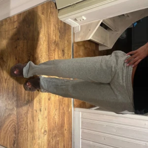 Lågmidjade mjukis - Så snygga mjukis från bikbok, storlek s💘finns ett jättelitet hål som knappt syns.