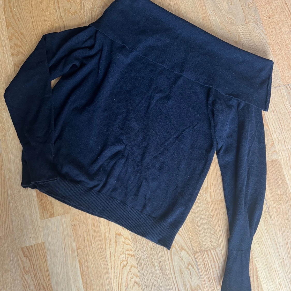 Svart offshoulder tröja NA-KD