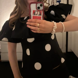 Svart prickig offshouldertopp - Använd en eller två gånger!❤️