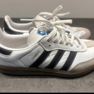 Adidas Samba vita och svarta sneakers - Adidas Samba sneakers praktiskt sätt aldrig använda säljer för att jag inte använder 