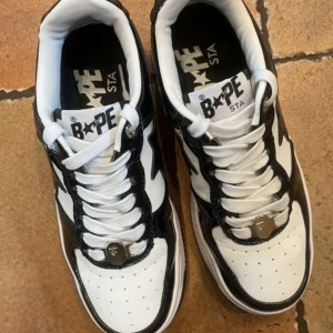 Bape skor - Hej säljer nu ett par Bape skor som är i väldigt bra skick förövrigt använda ett par gånger
