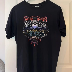 Kenzo t-shirt - Storlek M, använd men bra skick.