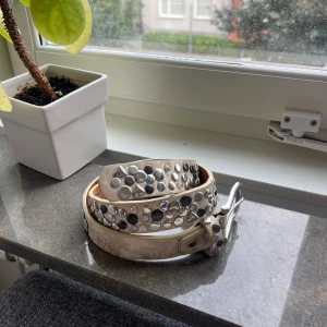 Bälte - Bälte, Storlek📏: 65 cm, Mycket bra skick✅, 100% Läder, Fraktar inom 3 dagar, om inte så kontaktas köpare!📦 Ställ gärna frågor!💕