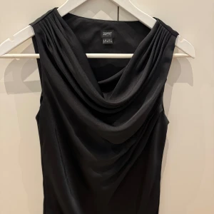 Svart topp - Snygg svart topp från Esprit! Mycket bra skick, knappt använd 🤍