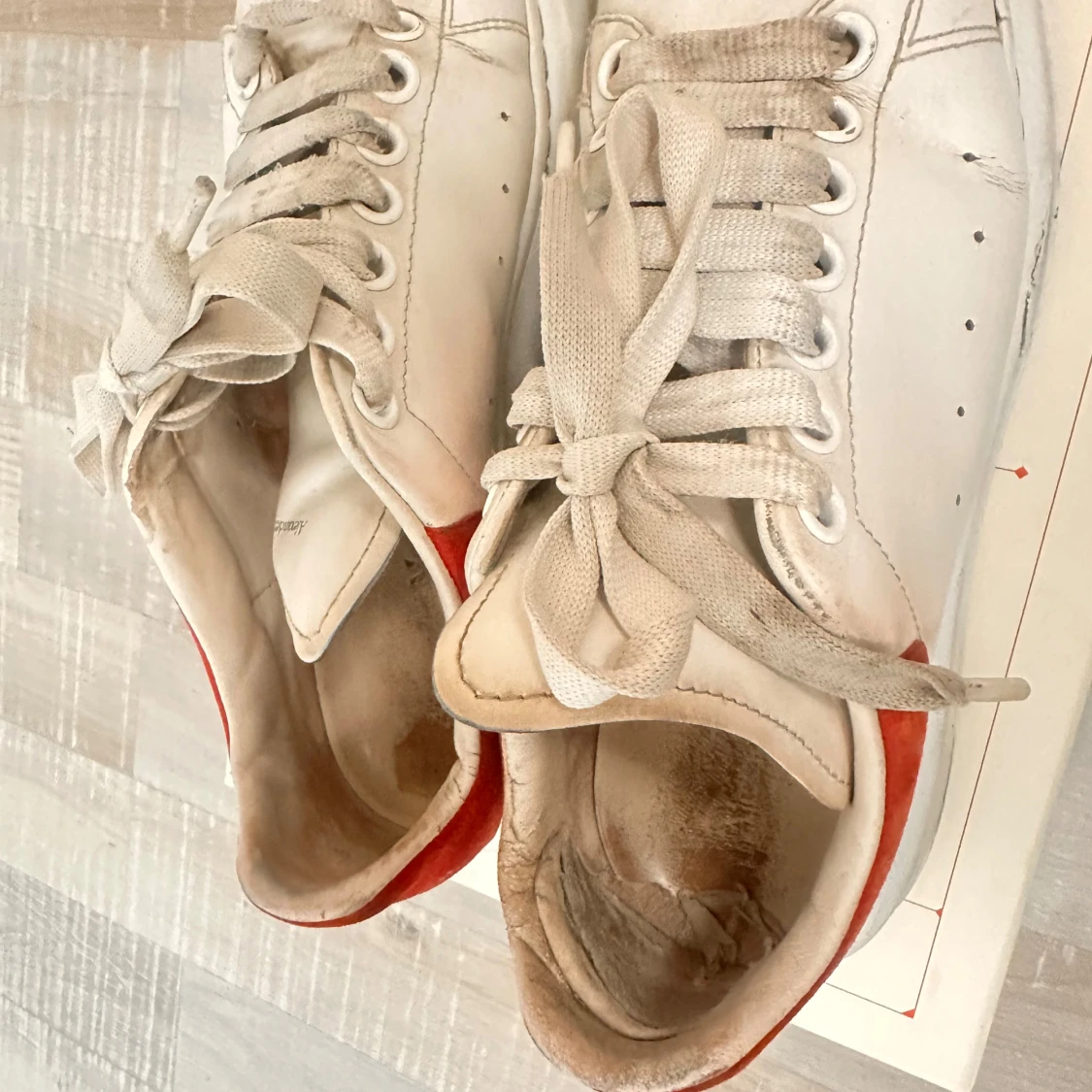 Vita sneakers från Alexander McQueen med röd häl - 2