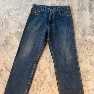 Mörkblå raka jeans från EVT - Klassiska mörkblå jeans från EVT Jeans med raka ben och normal passform. Snygg detalj med EVT-logga på bakfickan och läderpatch bak i midjan. Storlek: W36 L30