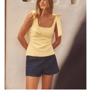 Gul linnetopp med rosett på axlarna - Söt gultopp från Zara. Slutsåld på hemsidan💗prislapp kvar