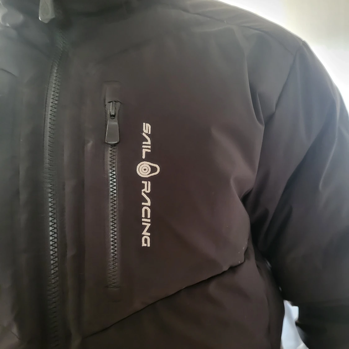 Svart dunjacka från Sail Racing - 2