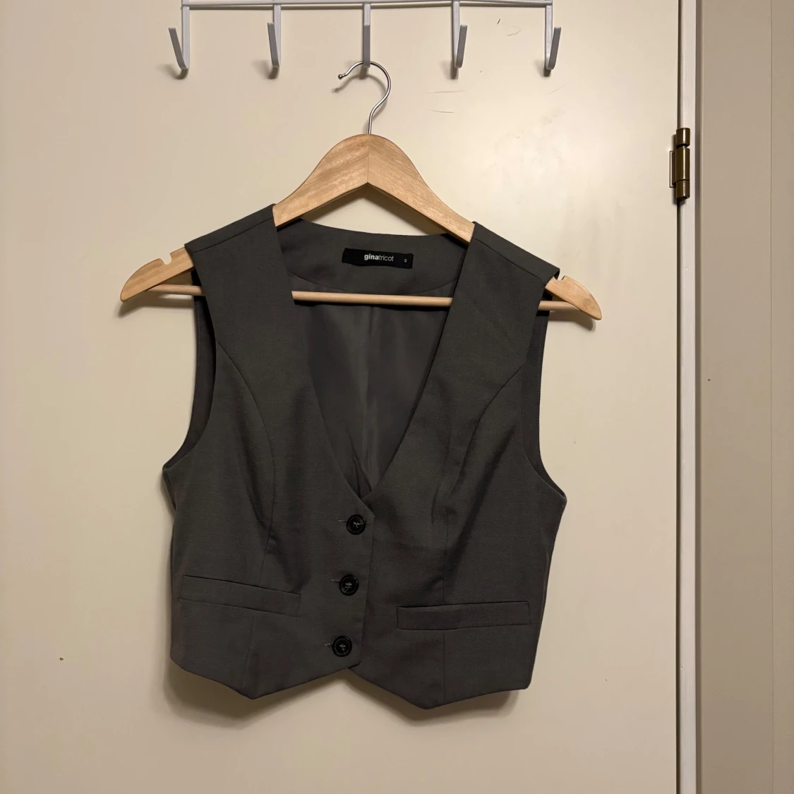 Grå väst från Gina Tricot