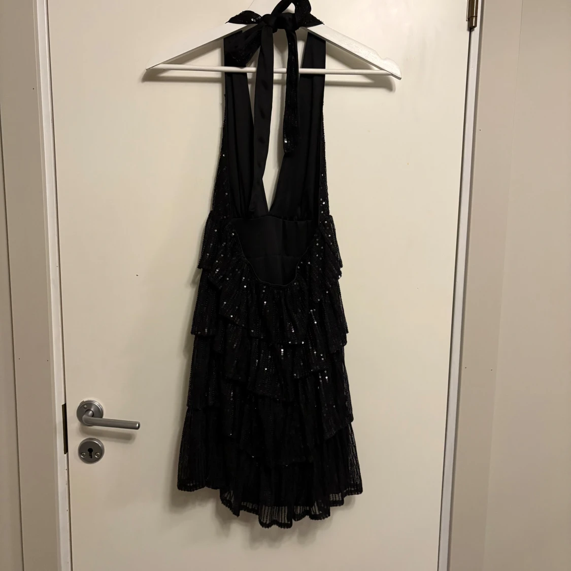 Svart glittrig volangklänning från SHEIN - 1