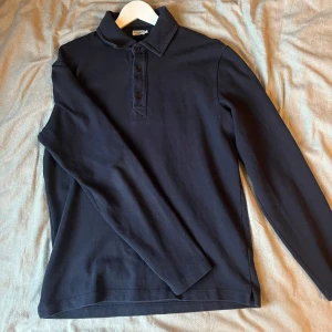 Svart pikétröja från Filippa K - 🌟Filippa K långärmad piké | 8/10 | Marinblå| Small | Givetvis Äkta| 1200 ny | Fraktar spårbart via PostNord eller instabox | Hör av dig vid frågor eller andra funderingar!🌟