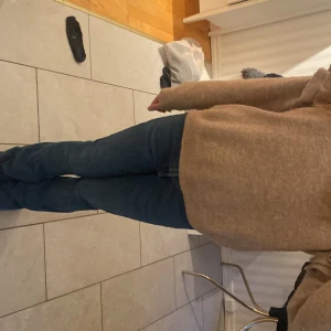 Blå bootcut jeans - Säljer ett par klassiska blå bootcut jeans med normal passform. Jeansen har en enkel design utan synliga detaljer och är perfekta för en avslappnad stil. Passar dig som gillar tidlösa jeans med lite utsvängda ben.