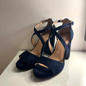 Mörkblå klackar - Mörkblå/marinblå klackar från Anna Field, storlek 36 💙Klackhöjden är 10 cm (från hälen) Använda en gång på balen i 9an! 