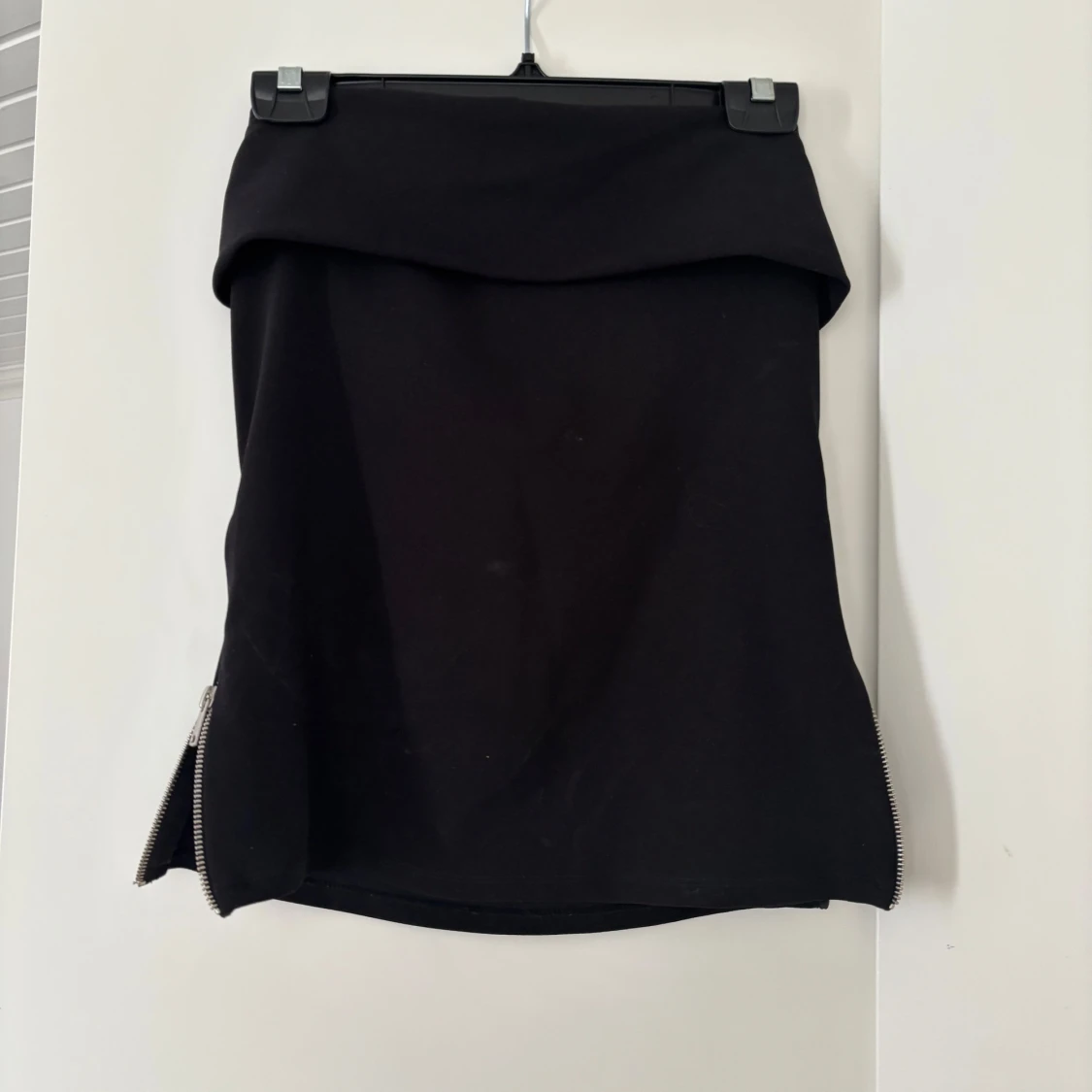 Svart tubtopp med dragkedja