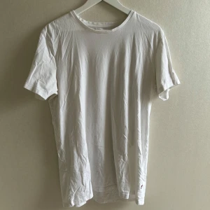 Levis t shirt - Vit T-shirt från Levis. Den är liten i storleken. Funkar att ha som vanlig eller oversized beroende på stil🩷