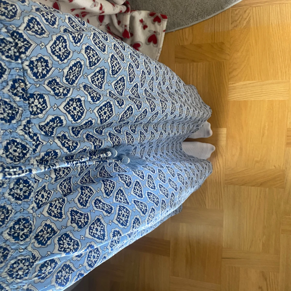 Blåvit långkjol med mönster - 4