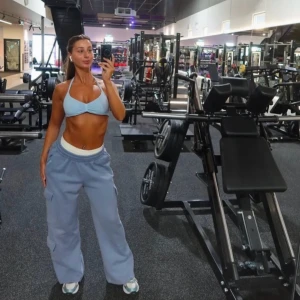 Ljusblå sport-bh från DFYNE - Säljer en ljusblå sport-bh från DFYNE med smala axelband och rynkdetalj framtill. Perfekt för träning och ger bra stöd. Snygg och bekväm modell som passar till gymmet eller andra sportaktiviteter.