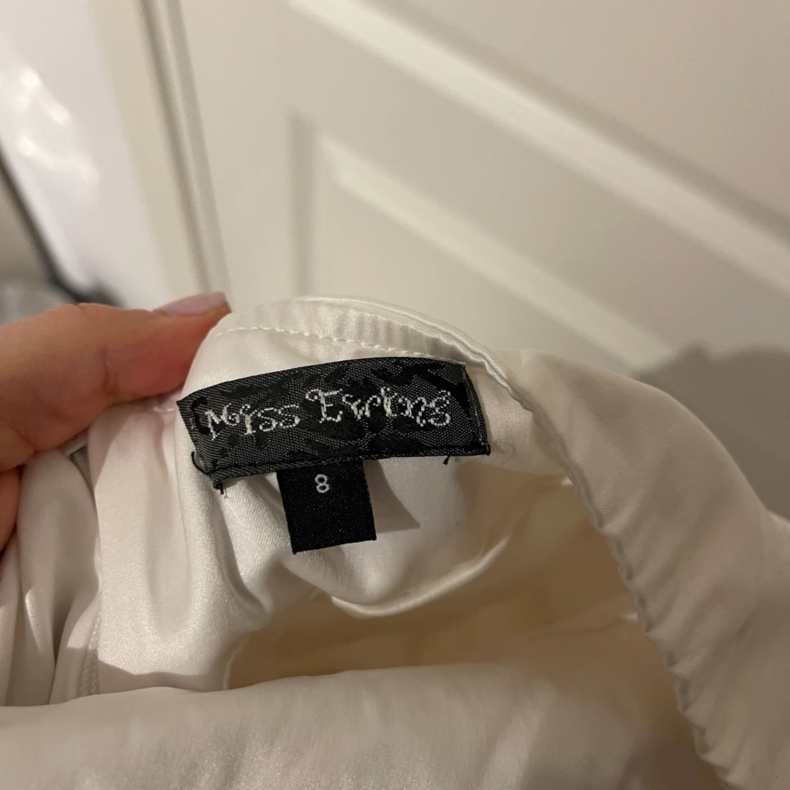 Vit axelbandslös klänning med volanger - 2