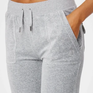 Grå Juicy Couture  - Säljer mina Juicy Couture för att jag inte använder de längre!💗 det saknas dock en metall bit som sitter på ena snöret💗💗