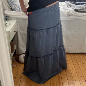 Blå volangkjol  - Säljer en lång blå kjol med flera volanger perfekt till sommaren!