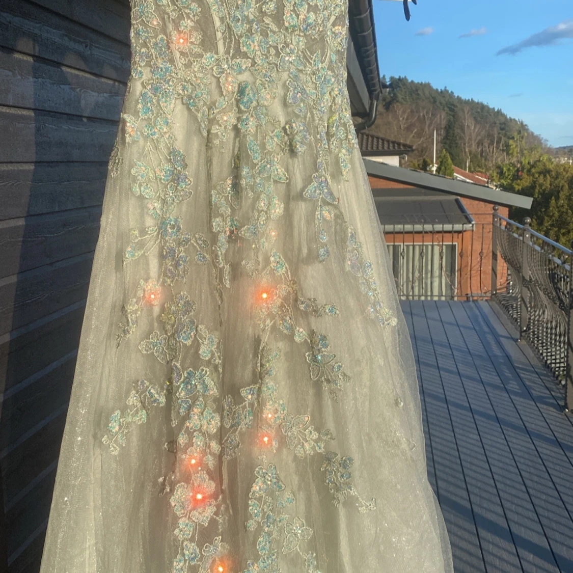 Ljusgrön långklänning med blommig spets och paljetter - 1