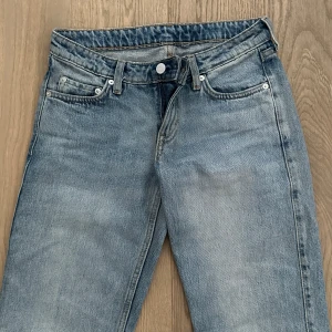 Ljusblå Weekday jeans - Balla weekday jeans med snygg tvätt
